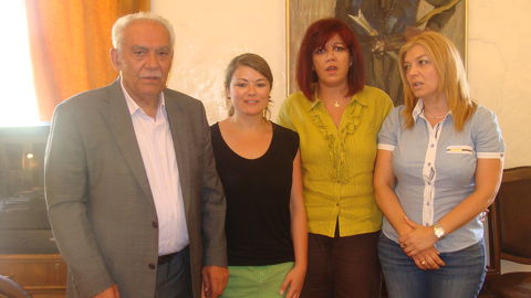 Ο Δήμαρχος Χανίων, Μανώλης Σκουλάκης, η δημοσιογράφος του Αυστριακού Πρακτορείου Ειδήσεων, Mag. Christina Schwaha, η Αντιδήμαρχος Χανίων, Χρυσούλα Χατζηδάκη και η Κοινωνική Λειτουργός του Δήμου, Ελένη Κτενιαδάκη. 
