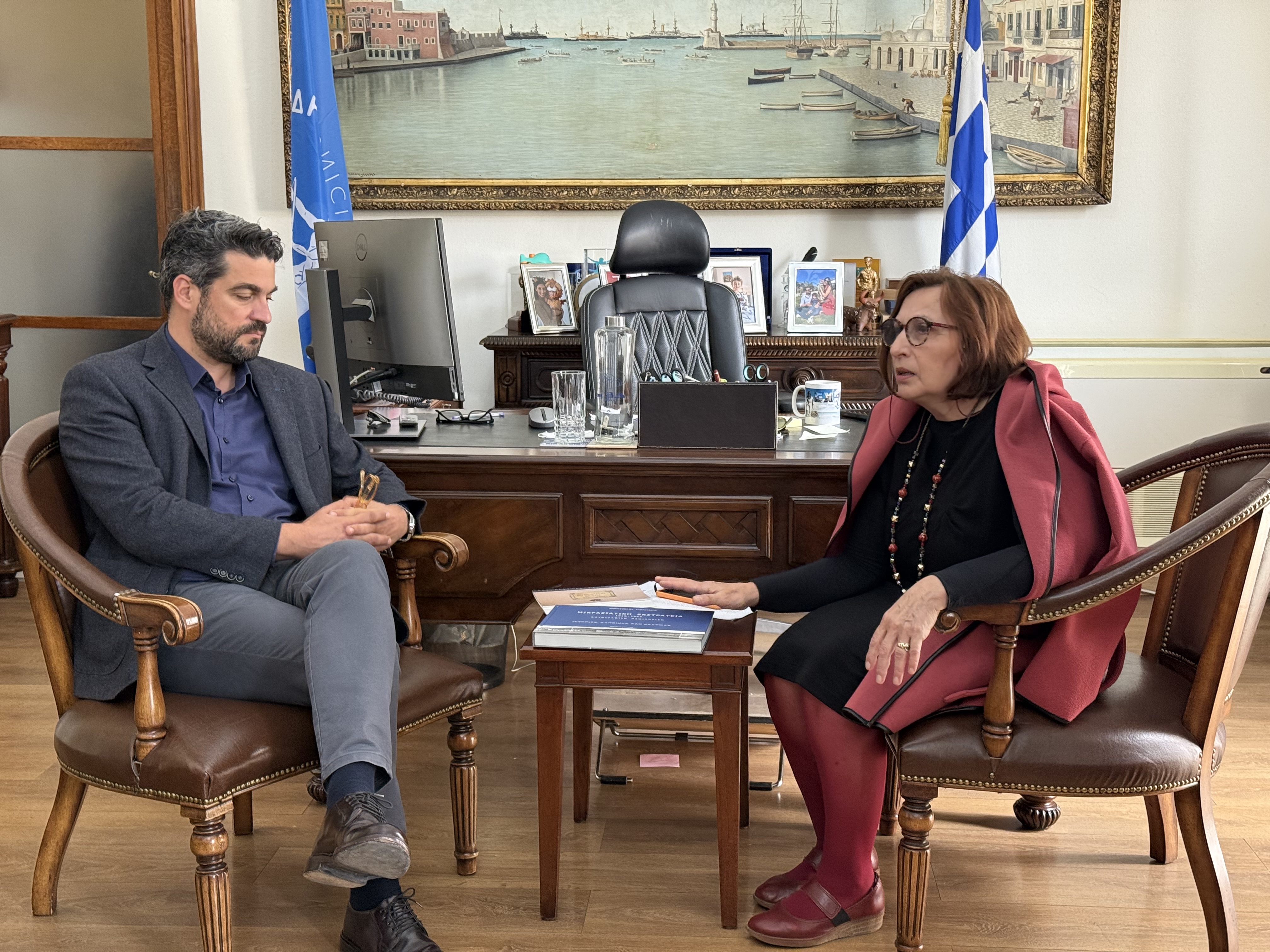 Στον Δήμαρχο Χανίων, Παναγιώτη Σημανδηράκη, η Πρόεδρος & τα μέλη του Δ.Σ. του Παμμικρασιατικού Συνδέσμου Χανίων