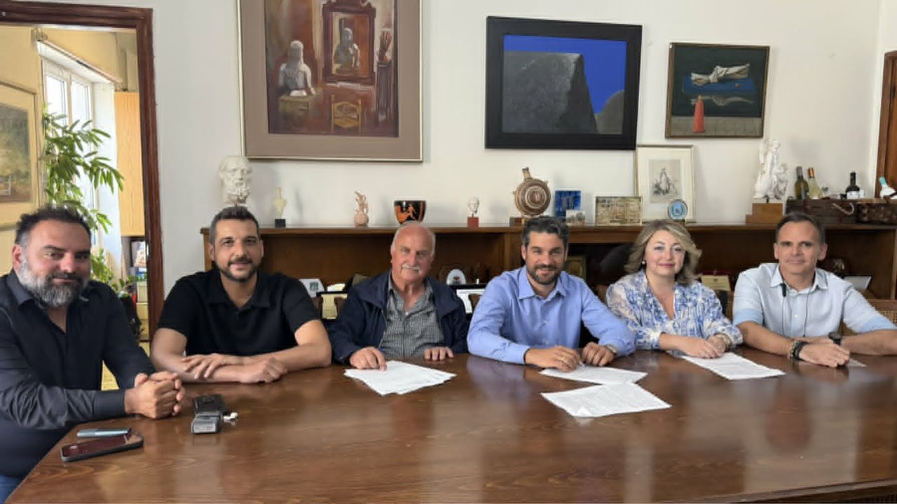 Υπογραφή σύμβασης για τη μεγάλη ανάπλαση των κοινόχρηστων χώρων στις Μουρνιές από τον Δήμαρχο Χανίων, Π. Σημανδηράκη – Ξεκινά το έργο ύψους άνω του 1,1 εκατ. ευρώ